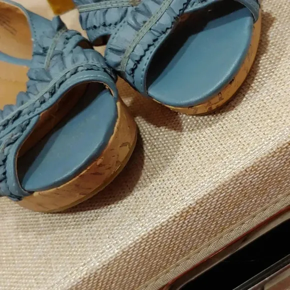 Wedge open toes shoes