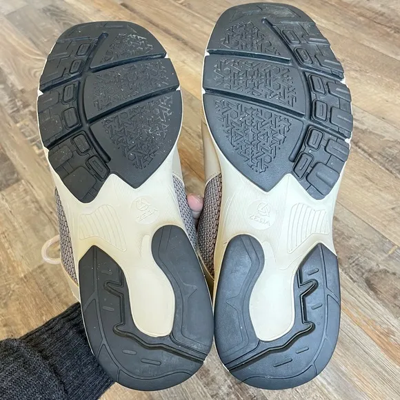 Zeba Hands-free Sneakers in Beige, Size 9.5